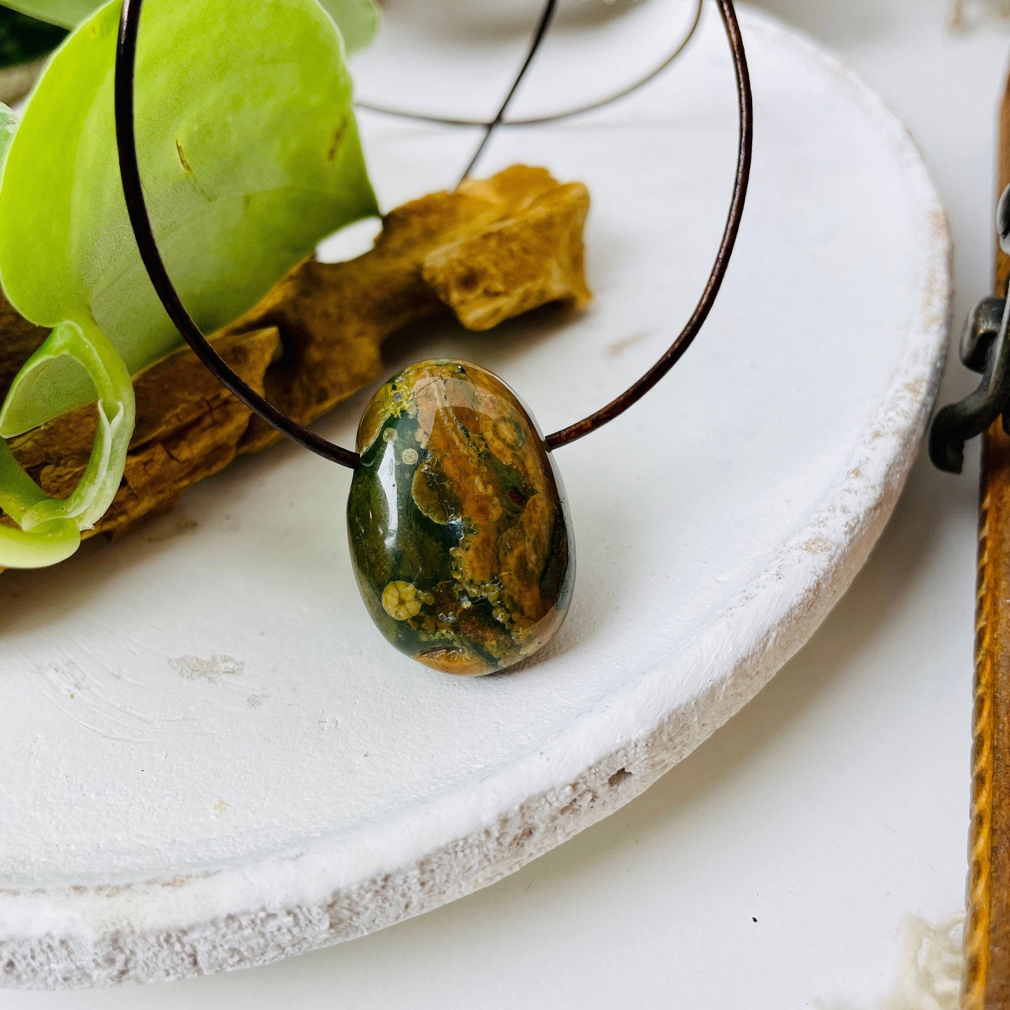 Regenwald Ryolith, Anhänger, 28 x 18 x 10 mm, gebohrt, am Lederband