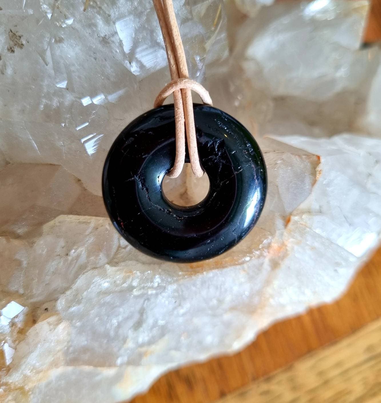 Schwarzer Turmalin, Schörl, Anhänger, Donut 30 mm Durchmesser, am Lederband