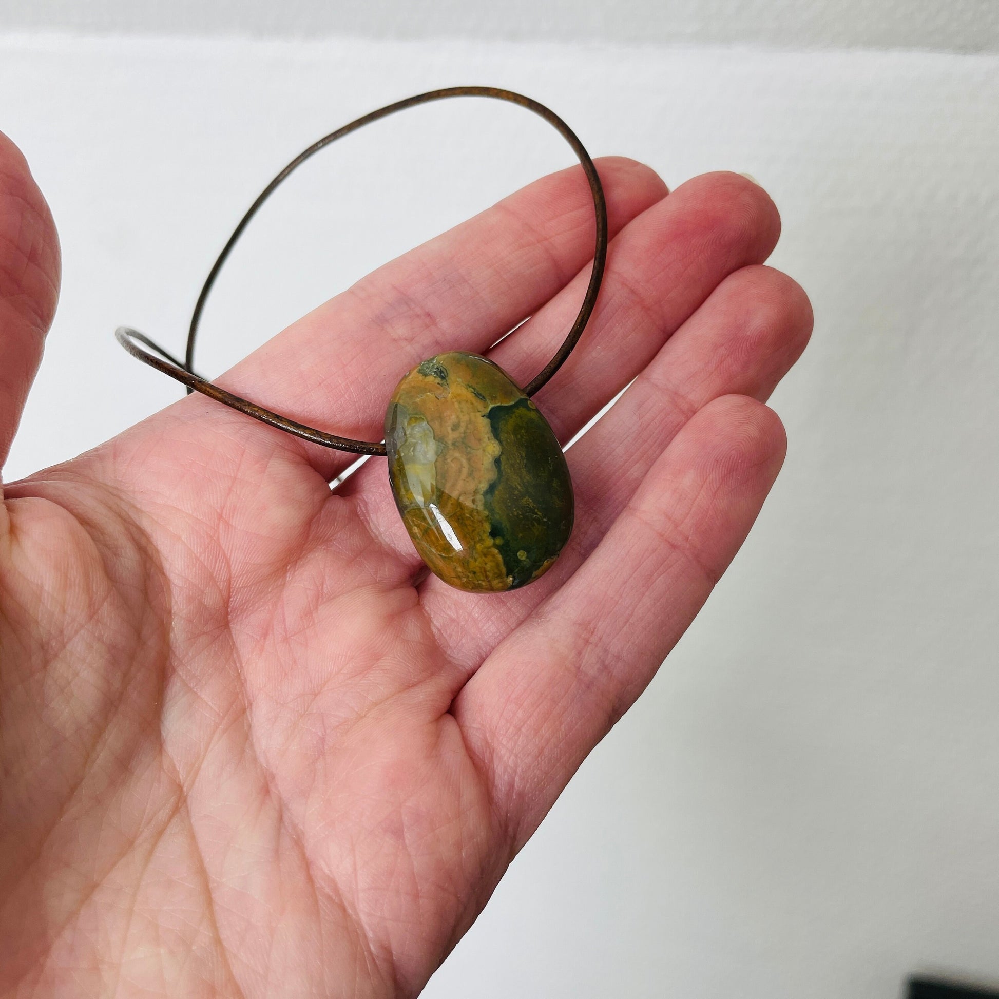 Regenwald Ryolith, Anhänger, 28 x 18 x 10 mm, gebohrt, am Lederband
