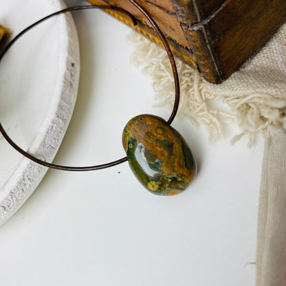 Regenwald Ryolith, Anhänger, 28 x 18 x 10 mm, gebohrt, am Lederband