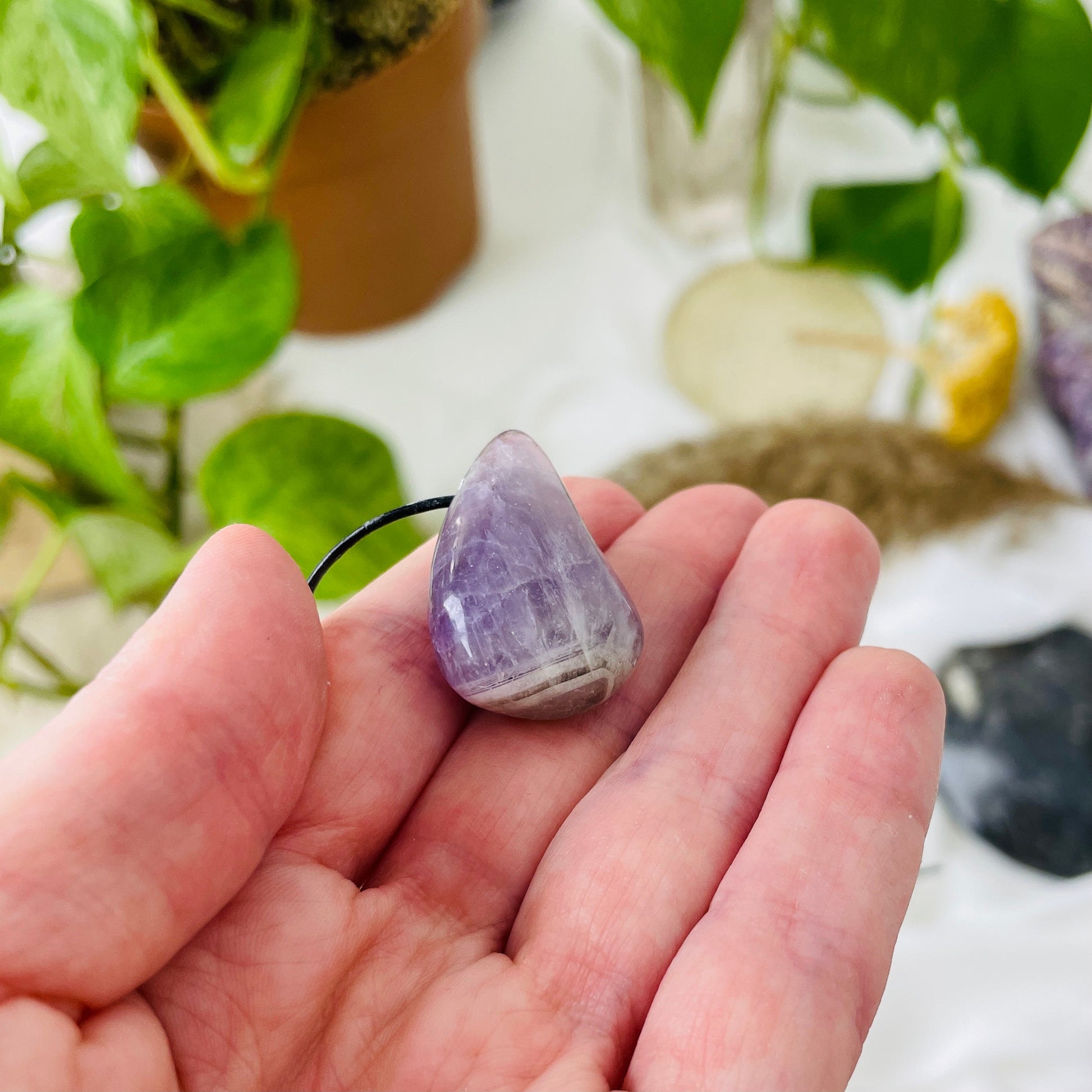 Amethyst Anhänger, 32 x 20 x 13 mm, gebohrt, an verstellbarem Lederband