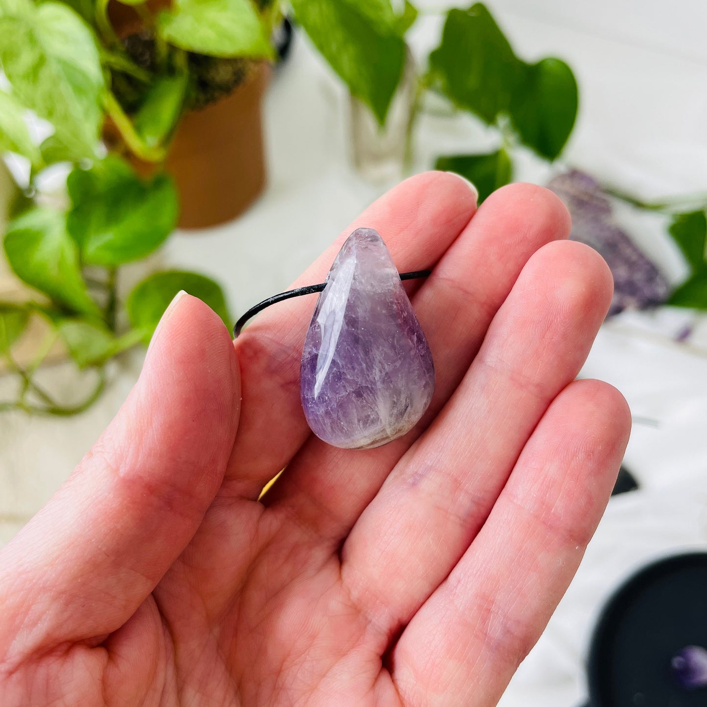 Amethyst, Anhänger, 32 x 20 x 13 mm, gebohrt, am Lederband