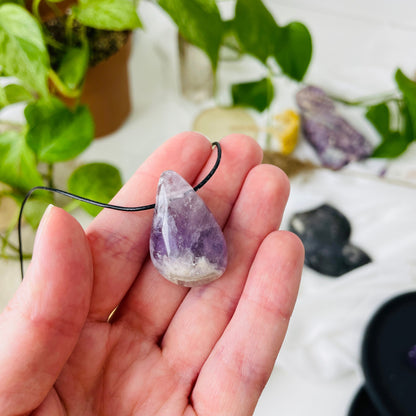 Amethyst, Anhänger, 32 x 20 x 13 mm, gebohrt, am Lederband