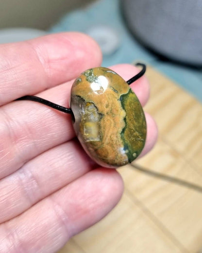 Regenwald Ryolith, Anhänger, 28 x 18 x 10 mm, gebohrt, am Lederband