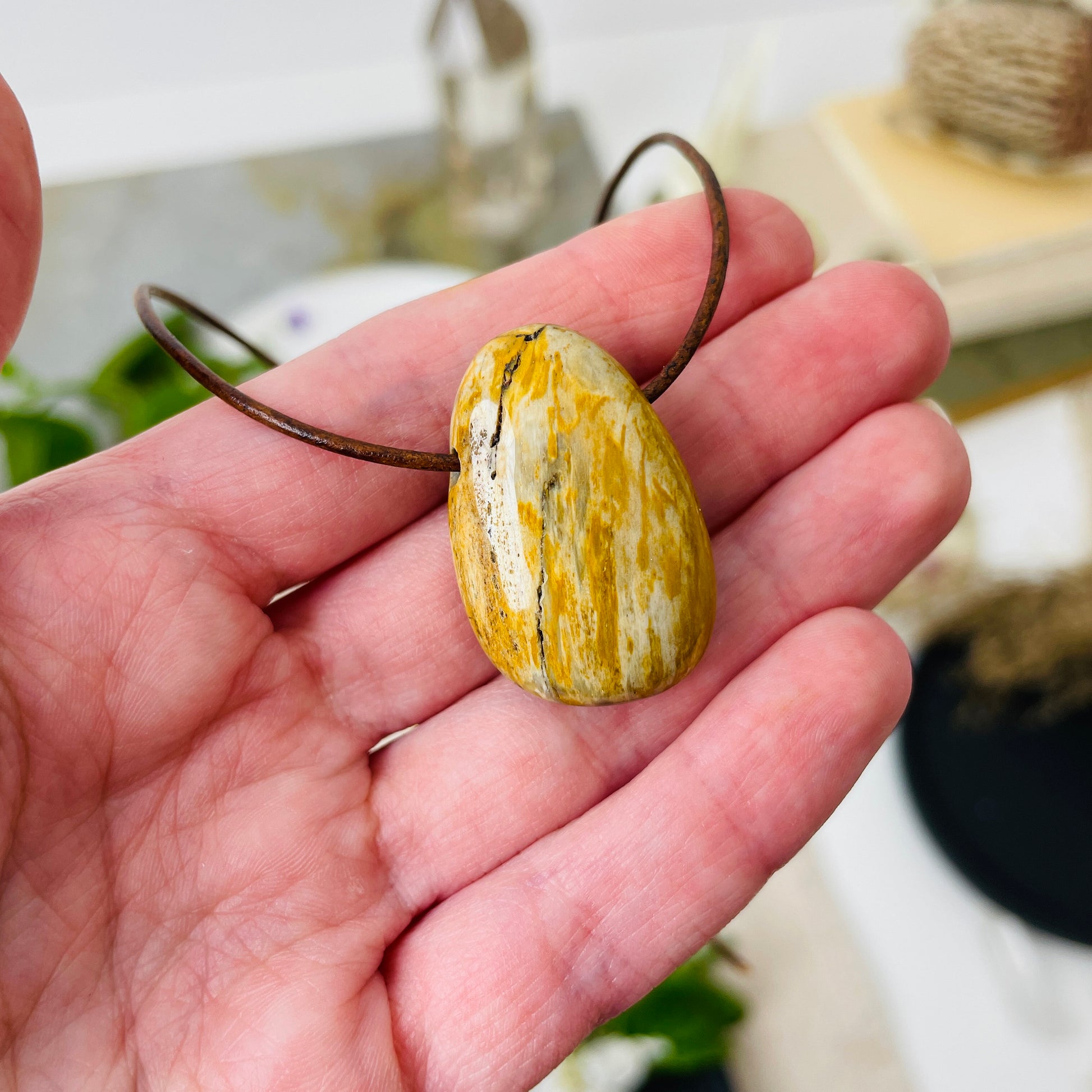 Versteinertes Holz, Anhänger, 33 x 23 x 10 mm, gebohrt, am Lederband