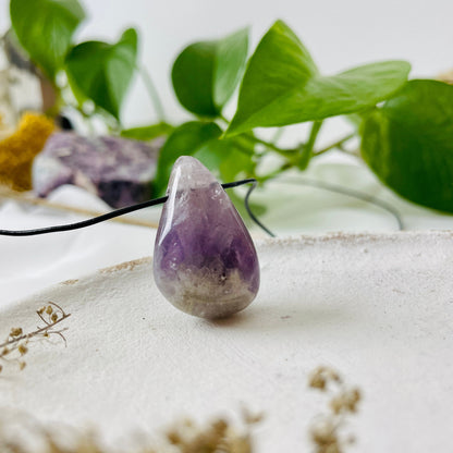 Amethyst, Anhänger, 32 x 20 x 13 mm, gebohrt, am Lederband