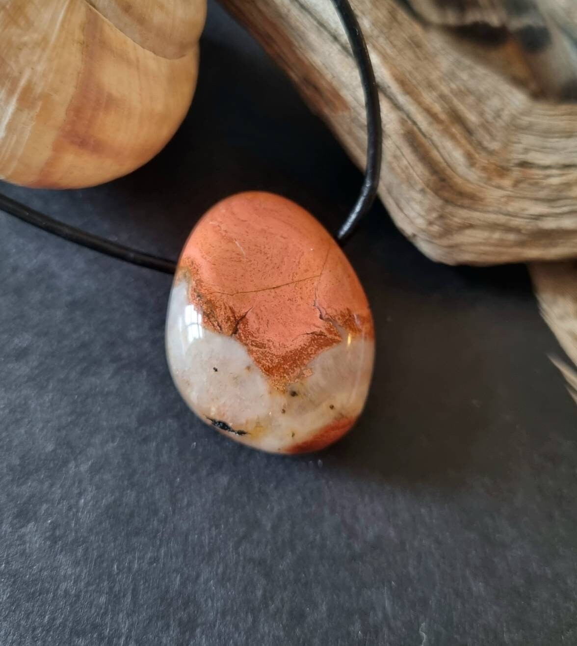 Breckzien Jaspis rot, Brecciated Jasper, Anhänger, 32 x 23 x 12 mm, gebohrt, am Lederband