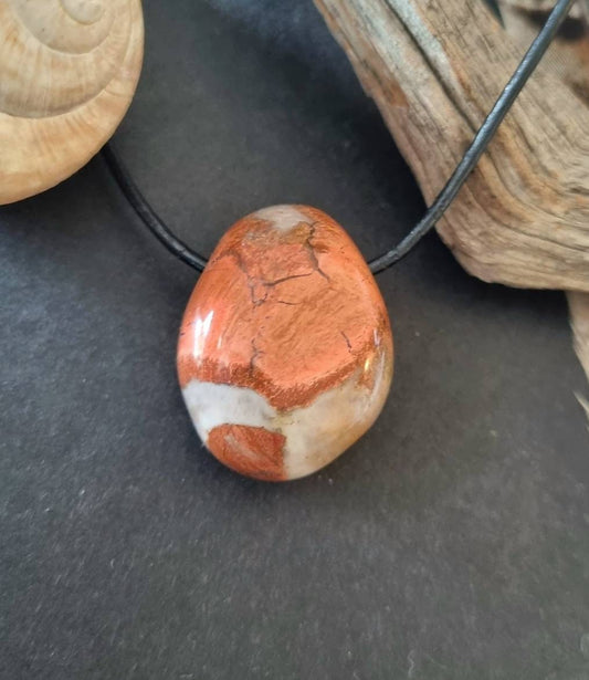 Breckzien Jaspis rot, Brecciated Jasper, Anhänger, 32 x 23 x 12 mm, gebohrt, am Lederband