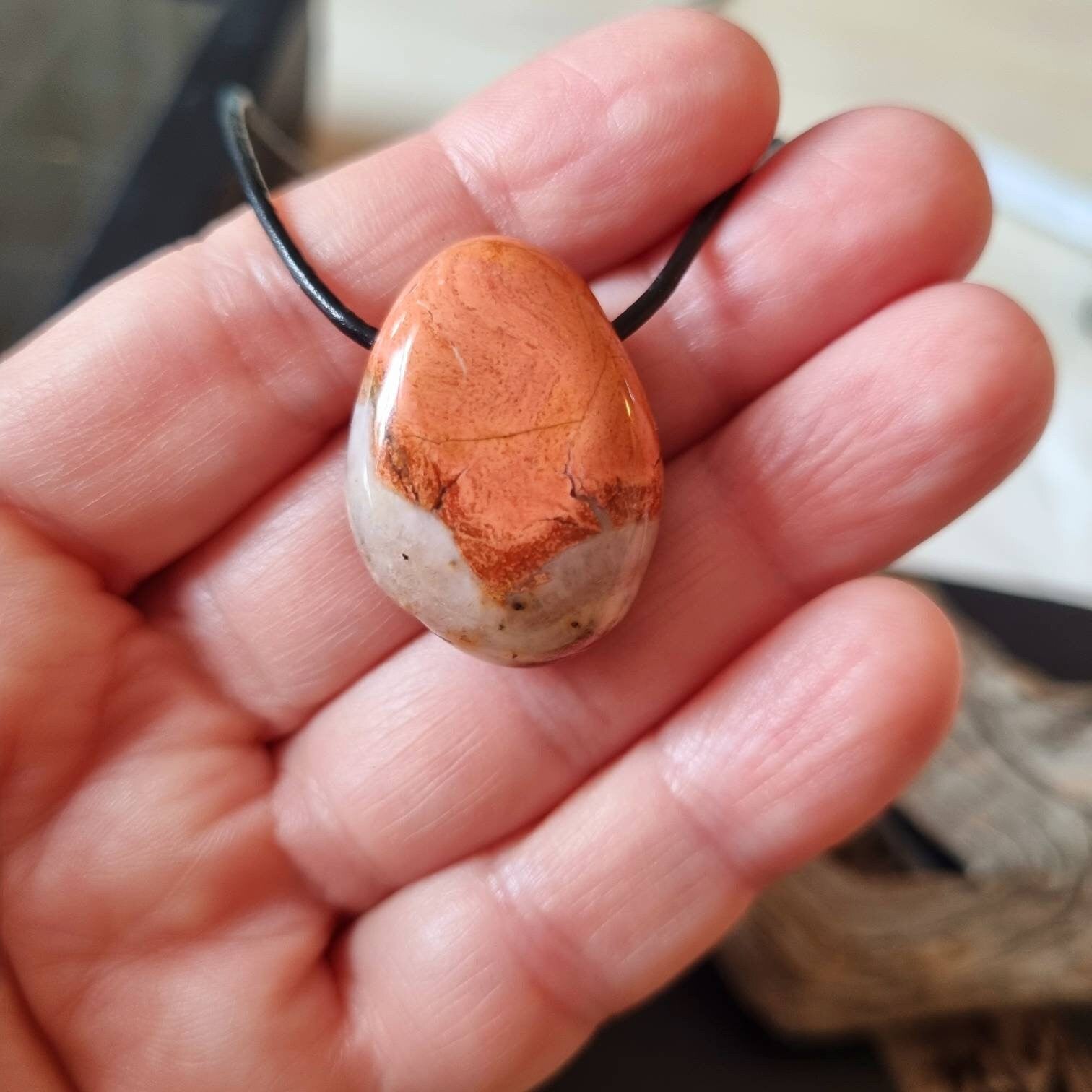 Breckzien Jaspis rot, Brecciated Jasper, Anhänger, 32 x 23 x 12 mm, gebohrt, am Lederband