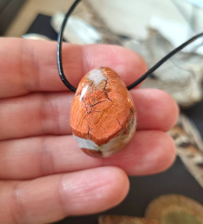 Breckzien Jaspis rot, Brecciated Jasper, Anhänger, 32 x 23 x 12 mm, gebohrt, am Lederband