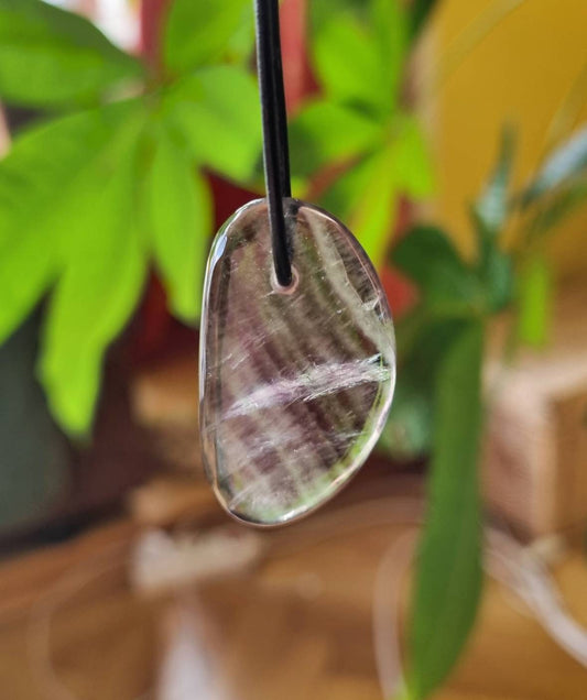 Regenbogen Fluorit, Feenstein, Anhänger, 37 x 22 x 8 mm, gebohrt, am Lederband