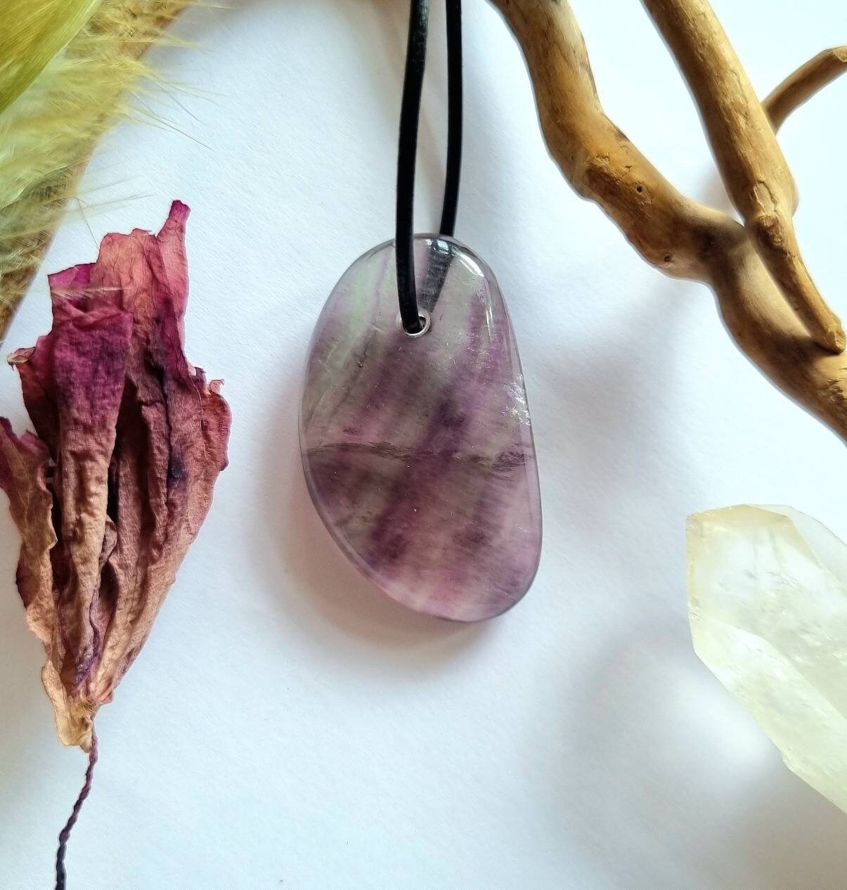 Regenbogen Fluorit, Feenstein, Anhänger, 37 x 22 x 8 mm, gebohrt, am Lederband