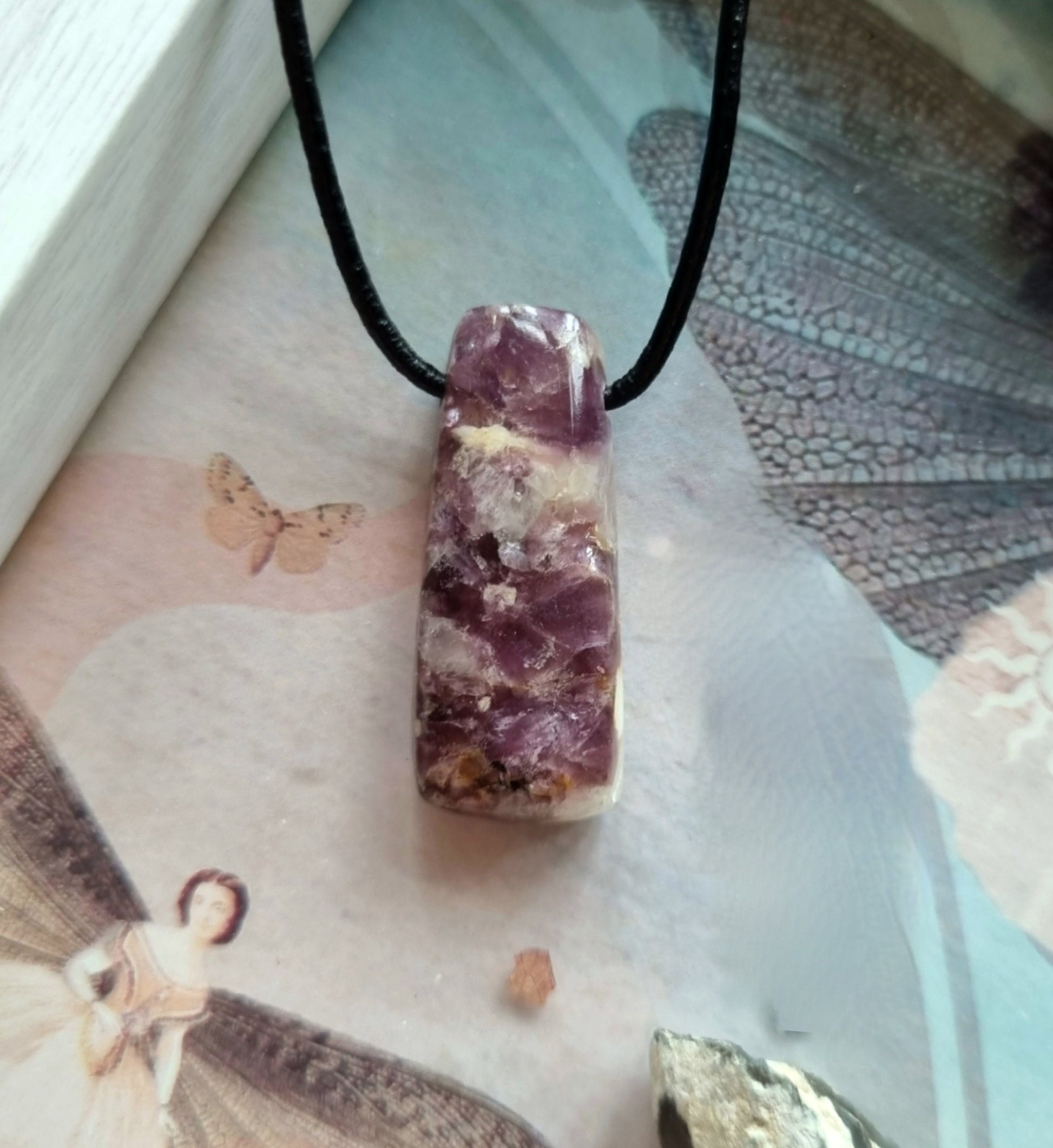Lepidolith in Quarz, Lepidolite, Stäbchen, Anhänger, 32 x 14 x 6 mm, gebohrt, am Lederband