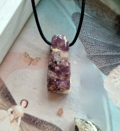 Lepidolith in Quarz, Lepidolite, Stäbchen, Anhänger, 32 x 14 x 6 mm, gebohrt, am Lederband