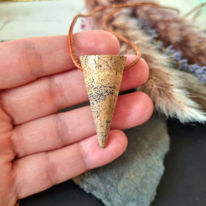 Wunderschöner, herbstlicher Landschaftsjaspis Anhänger, zylinderförmig, 41 x 20 mm, gebohrt, am Lederband