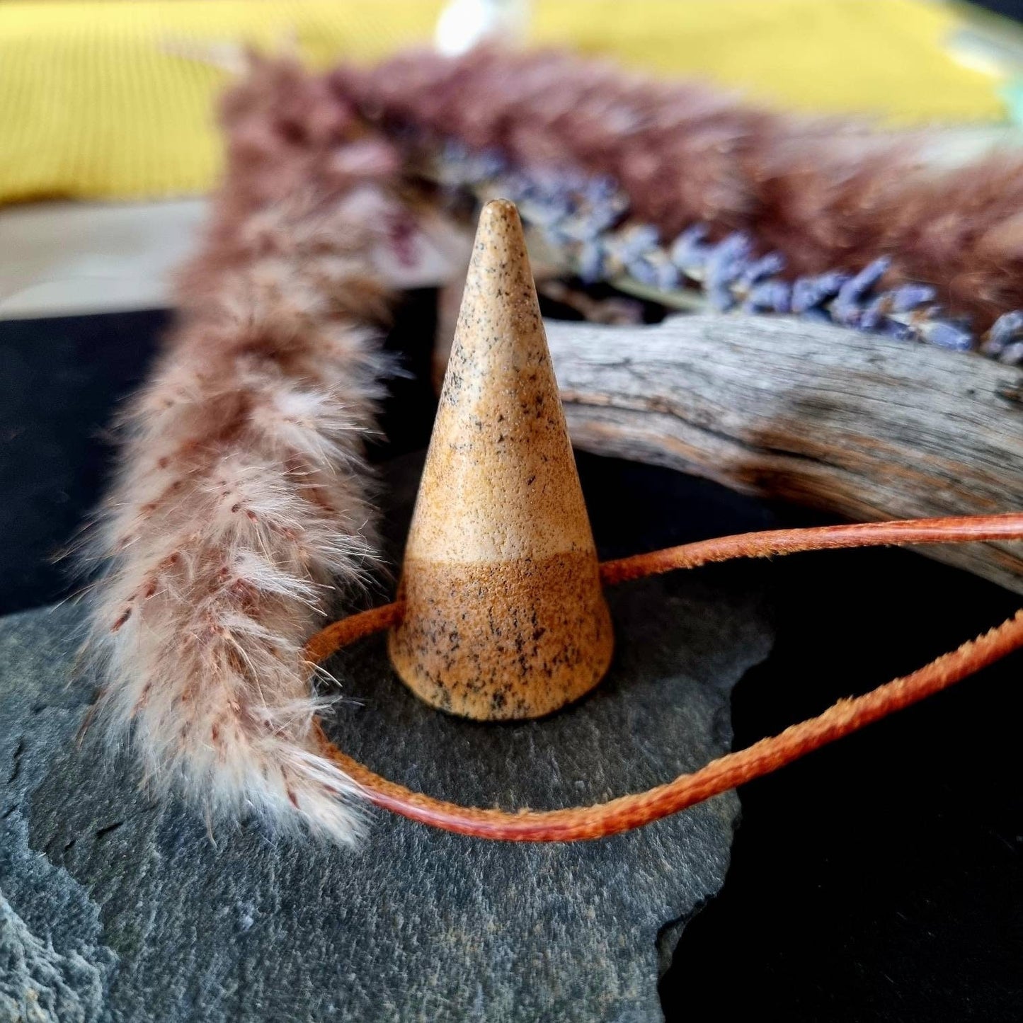 Wunderschöner, herbstlicher Landschaftsjaspis Anhänger, zylinderförmig, 41 x 20 mm, gebohrt, am Lederband