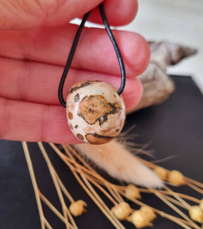 Leopardith, Onkolith, Anhänger, 23 x 21 x 19 mm, gebohrt, am Lederband