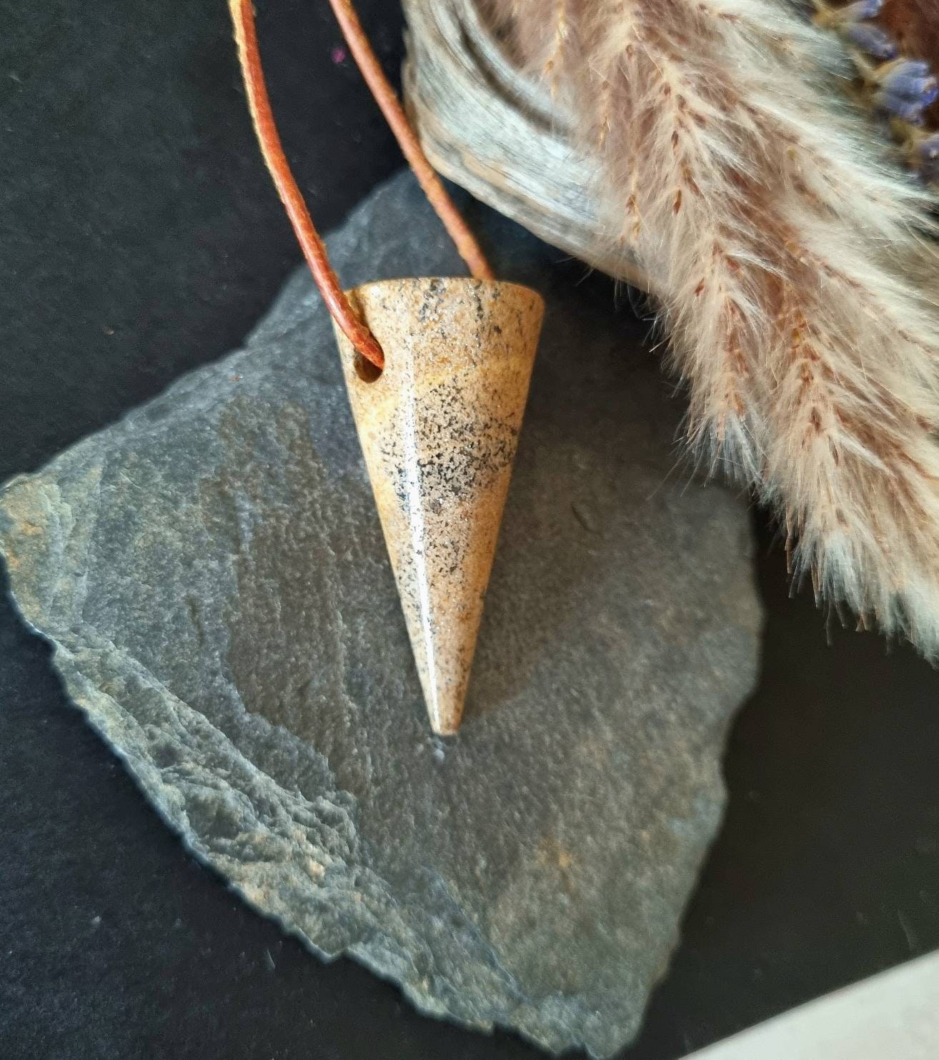 Wunderschöner, herbstlicher Landschaftsjaspis Anhänger, zylinderförmig, 41 x 20 mm, gebohrt, am Lederband