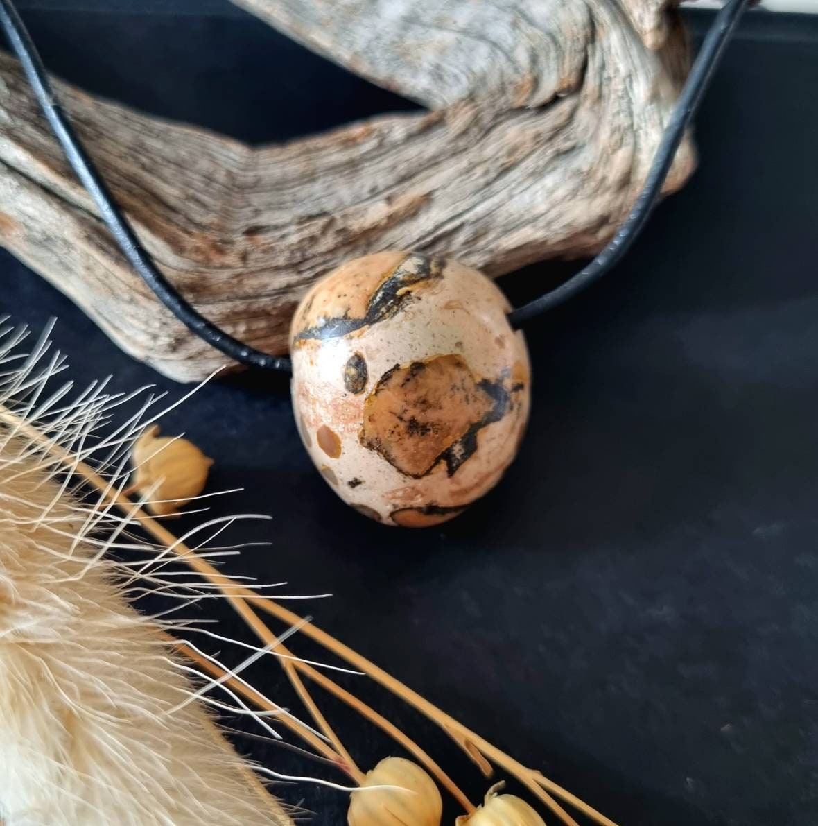 Leopardith, Onkolith, Anhänger, 23 x 21 x 19 mm, gebohrt, am Lederband