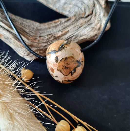 Leopardith, Onkolith, Anhänger, 23 x 21 x 19 mm, gebohrt, am Lederband