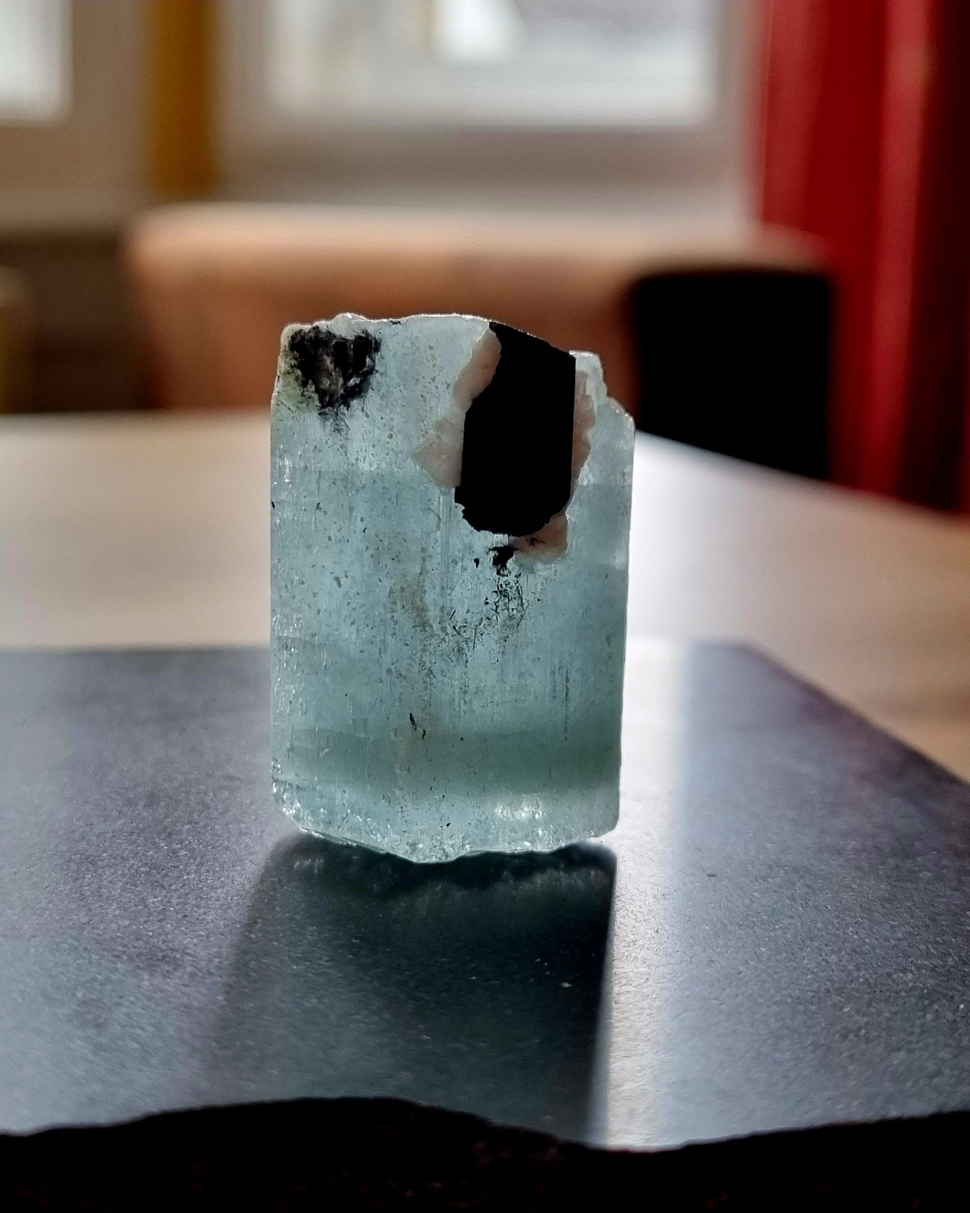Aquamarin Rohstein Stäbchen mit Schörl, schwarzer Turmalin, 35 x 25 x 20 mm, 29 Gramm, 145 Karat, aus Pakistan