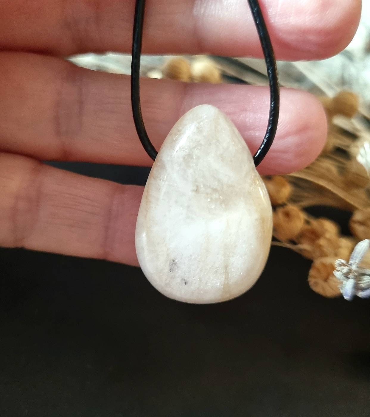 Seltene Schönheit, Weißer Kunzit Kristall, Anhänger, 30 x 21 x 10 mm, gebohrt, am Lederband