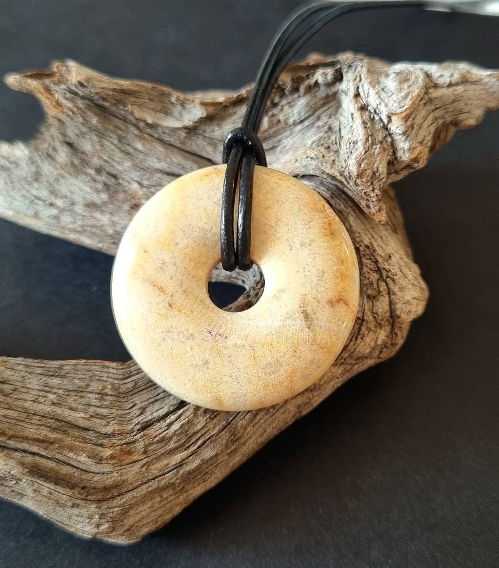 Versteinerte Koralle Donut, 30 x 30 x 6 mm, am Lederband