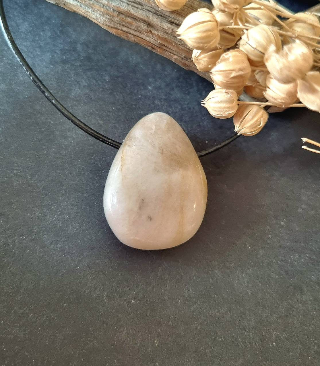 Seltene Schönheit, Weißer Kunzit Kristall, Anhänger, 30 x 21 x 10 mm, gebohrt, am Lederband