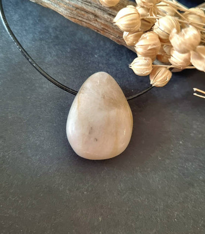 Seltene Schönheit, Weißer Kunzit Kristall, Anhänger, 30 x 21 x 10 mm, gebohrt, am Lederband