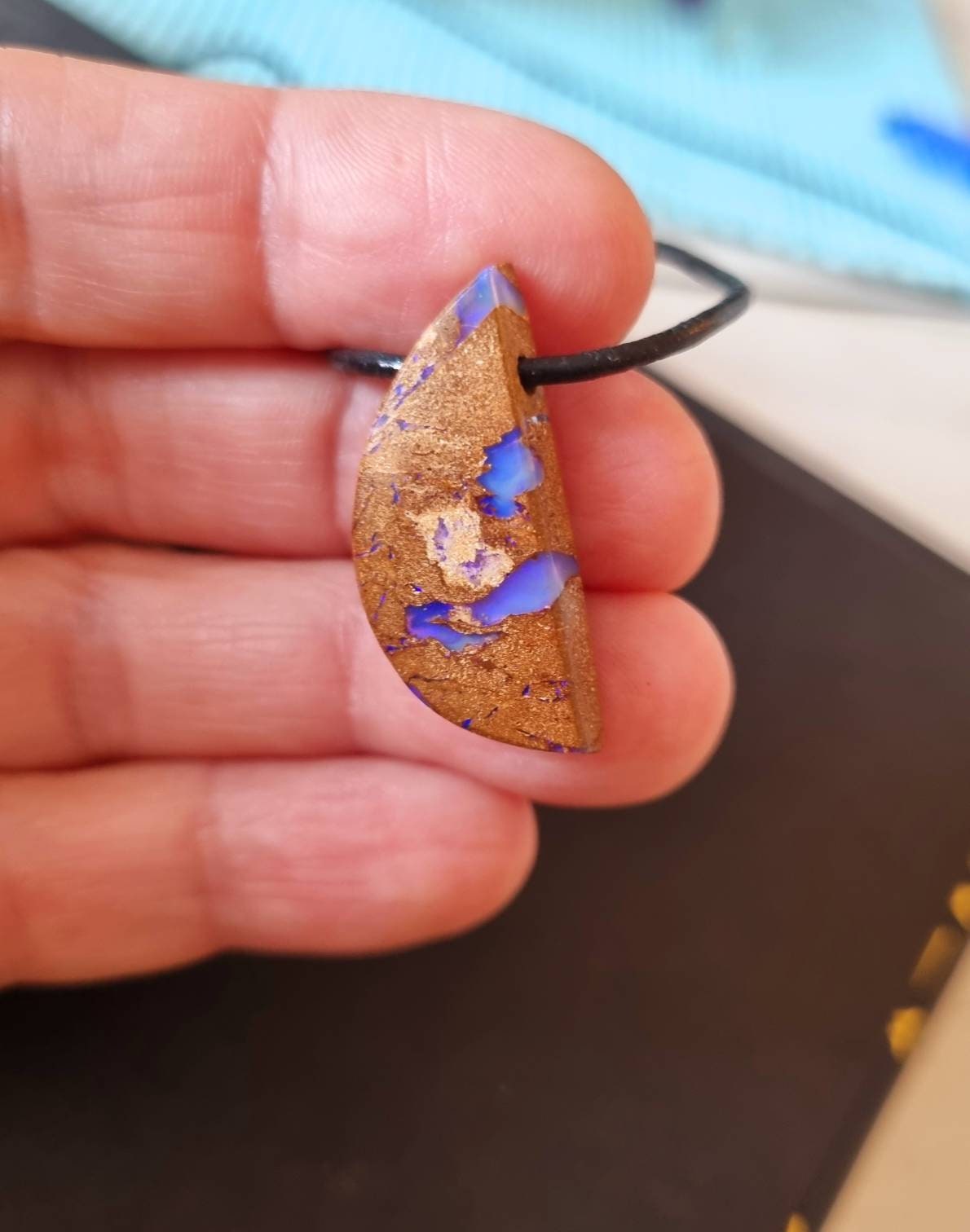 Boulder Opal, Boulderopal Anhänger, "Magic of Patagonia"", 30 x 14 x 6 mm, gebohrt, am Lederband, beidseitig tragbar