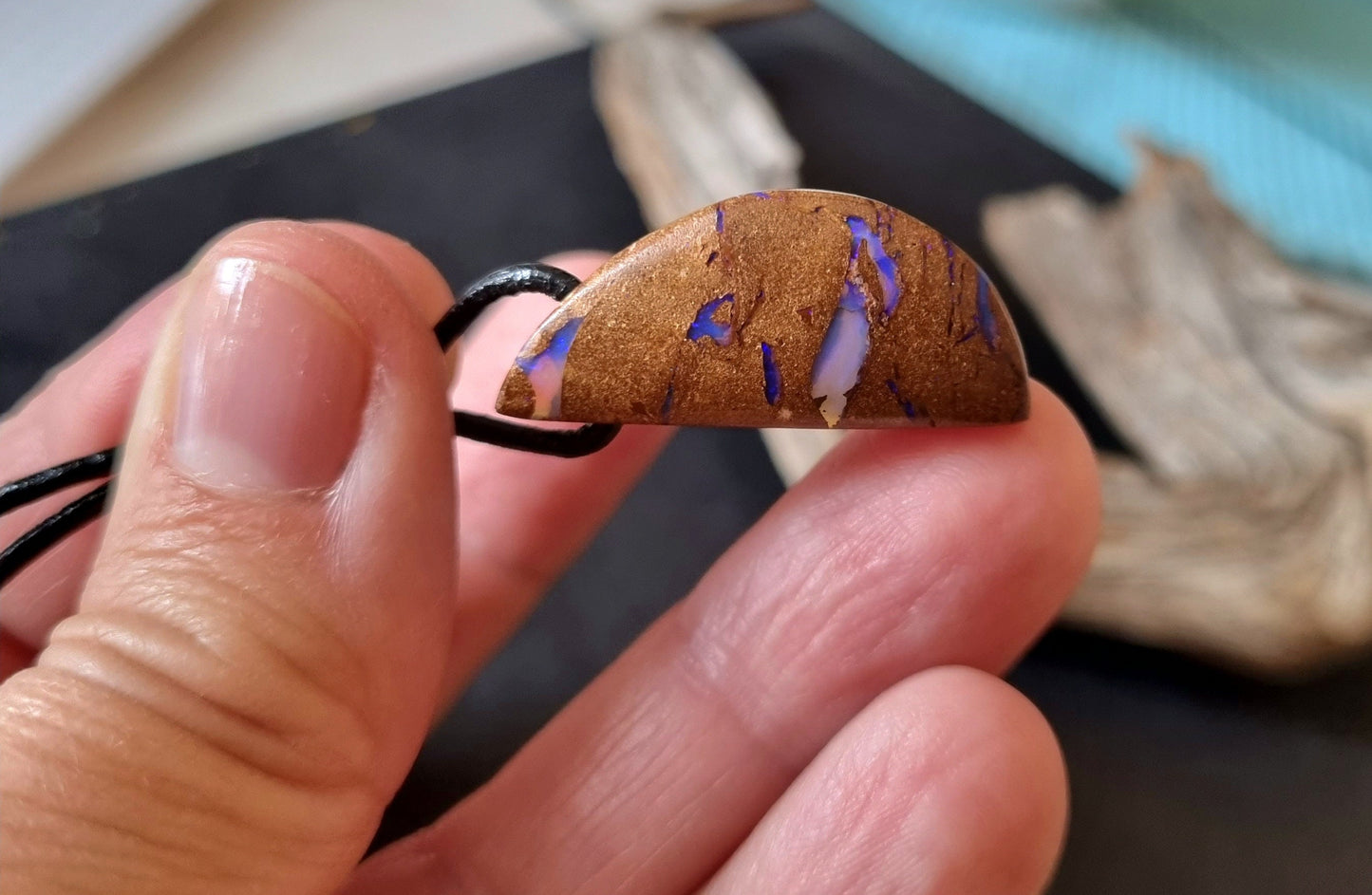 Boulder Opal, Boulderopal Anhänger, "Magic of Patagonia"", 30 x 14 x 6 mm, gebohrt, am Lederband, beidseitig tragbar