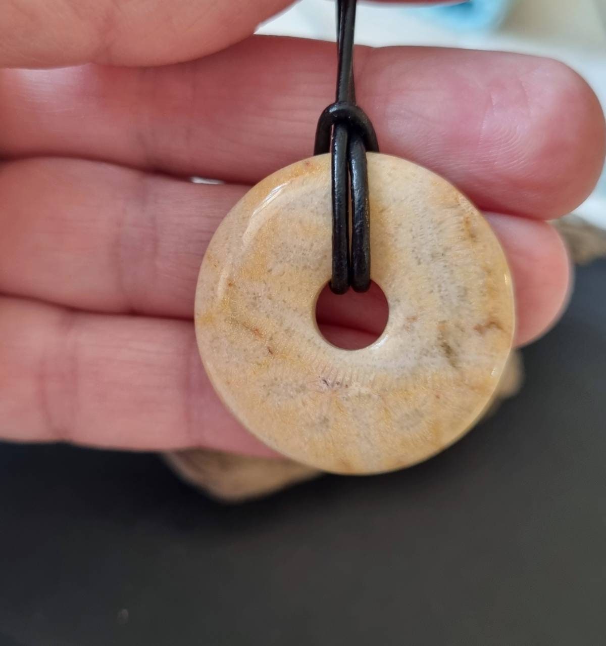 Versteinerte Koralle Donut, 30 x 30 x 6 mm, am Lederband