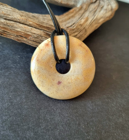 Versteinerte Koralle Donut, 30 x 30 x 6 mm, am Lederband