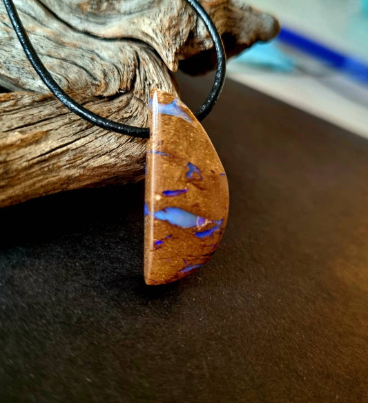 Boulder Opal, Boulderopal Anhänger, "Magic of Patagonia"", 30 x 14 x 6 mm, gebohrt, am Lederband, beidseitig tragbar