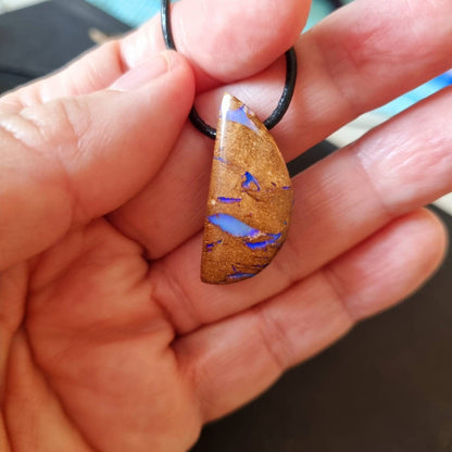 Boulder Opal, Boulderopal Anhänger, "Magic of Patagonia"", 30 x 14 x 6 mm, gebohrt, am Lederband, beidseitig tragbar