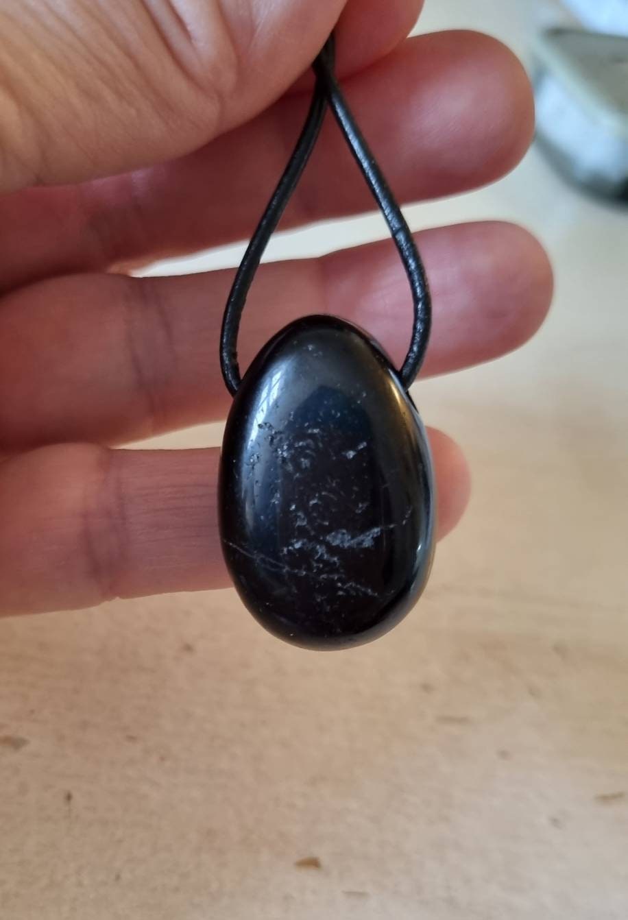 Schwarzer Turmalin Schörl, Anhänger, 30 x 20 x 10 mm, gebohrt, an verstellbarem Lederband