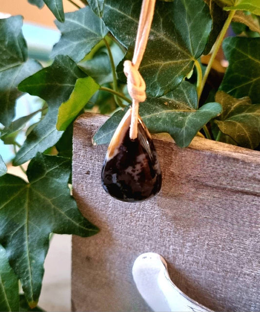 versteinertes Palmholz, fossiler Schmuck Anhänger, 30 x 20 x 5 mm, gebohrt, am Lederband