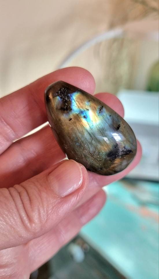 Gold, grün, blau leuchtender Labradorit, Spektrolith, Sammlerstein, Therapie Stein, 42 x 25 x 15 mm, 24 Gramm