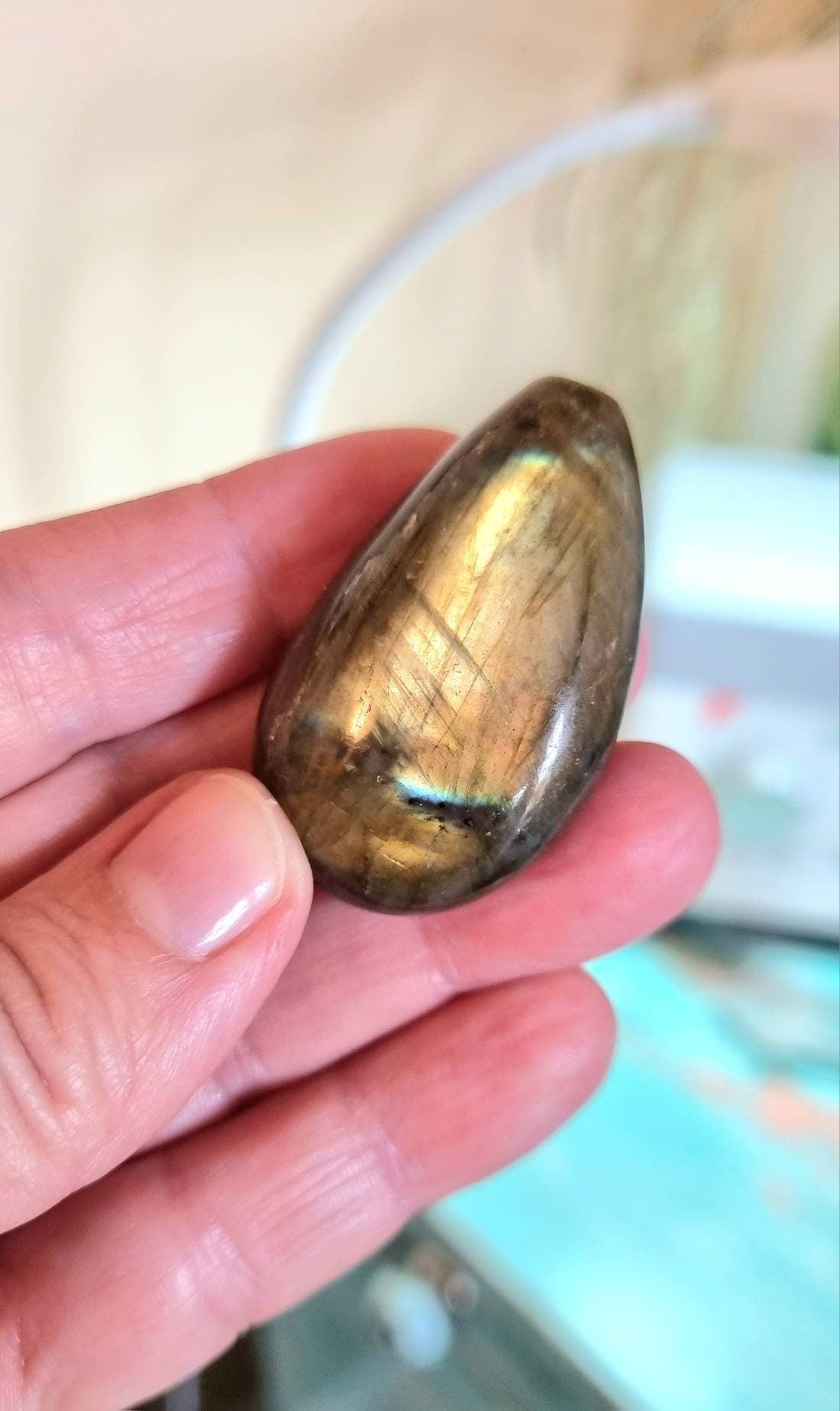 Gold, grün, blau leuchtender Labradorit, Spektrolith, Sammlerstein, Therapie Stein, 42 x 25 x 15 mm, 24 Gramm