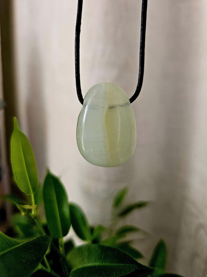 Karibischer Pistazien Kristall, Pistazien Stein 31 x 20 x 10 mm, gebohrt am Lederband