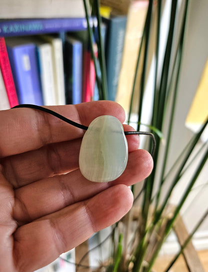 Karibischer Pistazien Kristall, Pistazien Stein 31 x 20 x 10 mm, gebohrt am Lederband