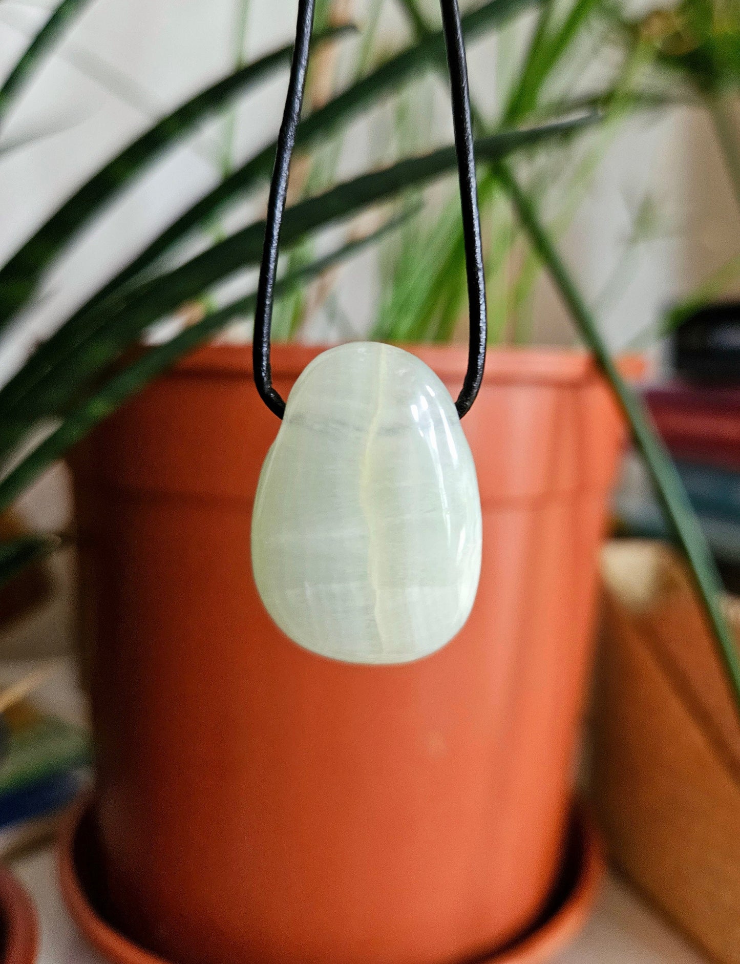 Karibischer Pistazien Kristall, Pistazien Stein 31 x 20 x 10 mm, gebohrt am Lederband