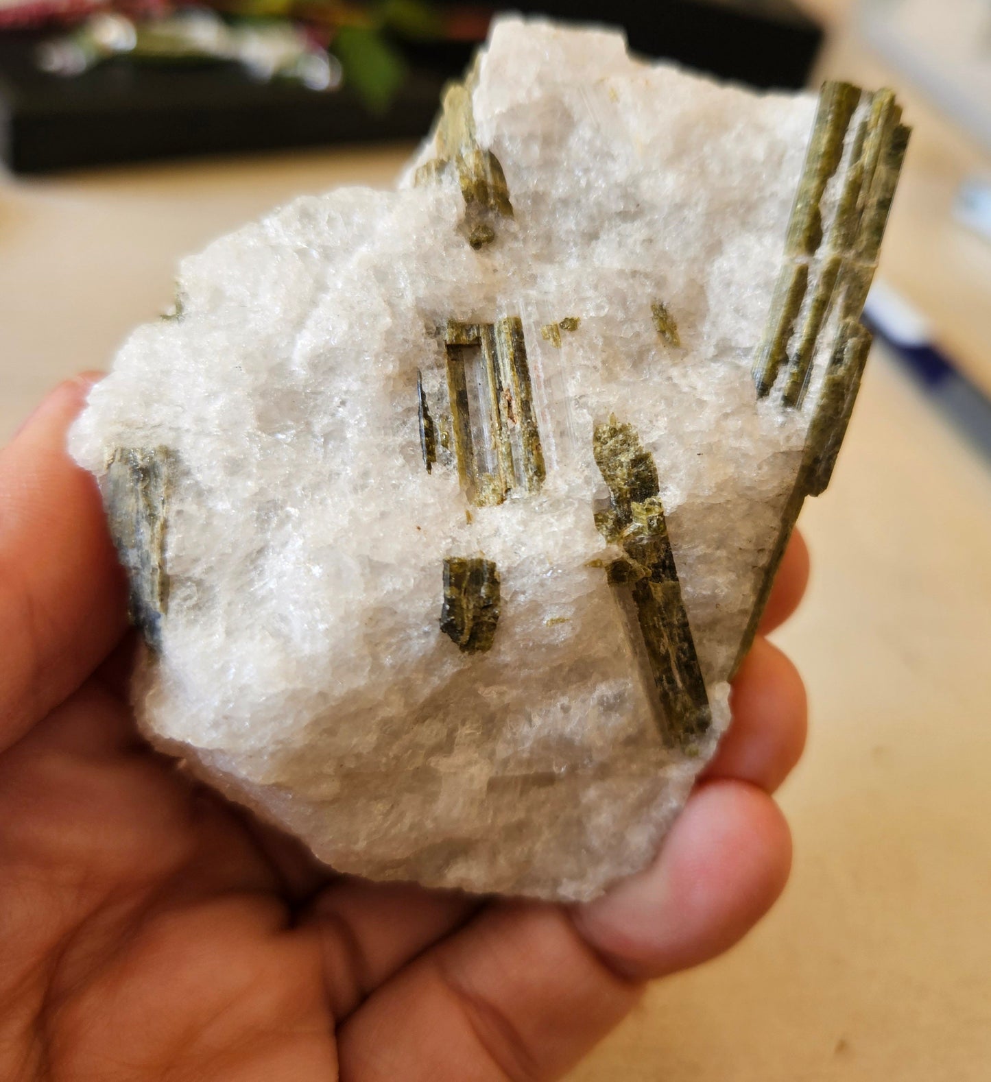 Sehr gut erhaltene Epidot Kristall in Quarz Stufe, 80 x 60 x 36 mm, 168 Gramm