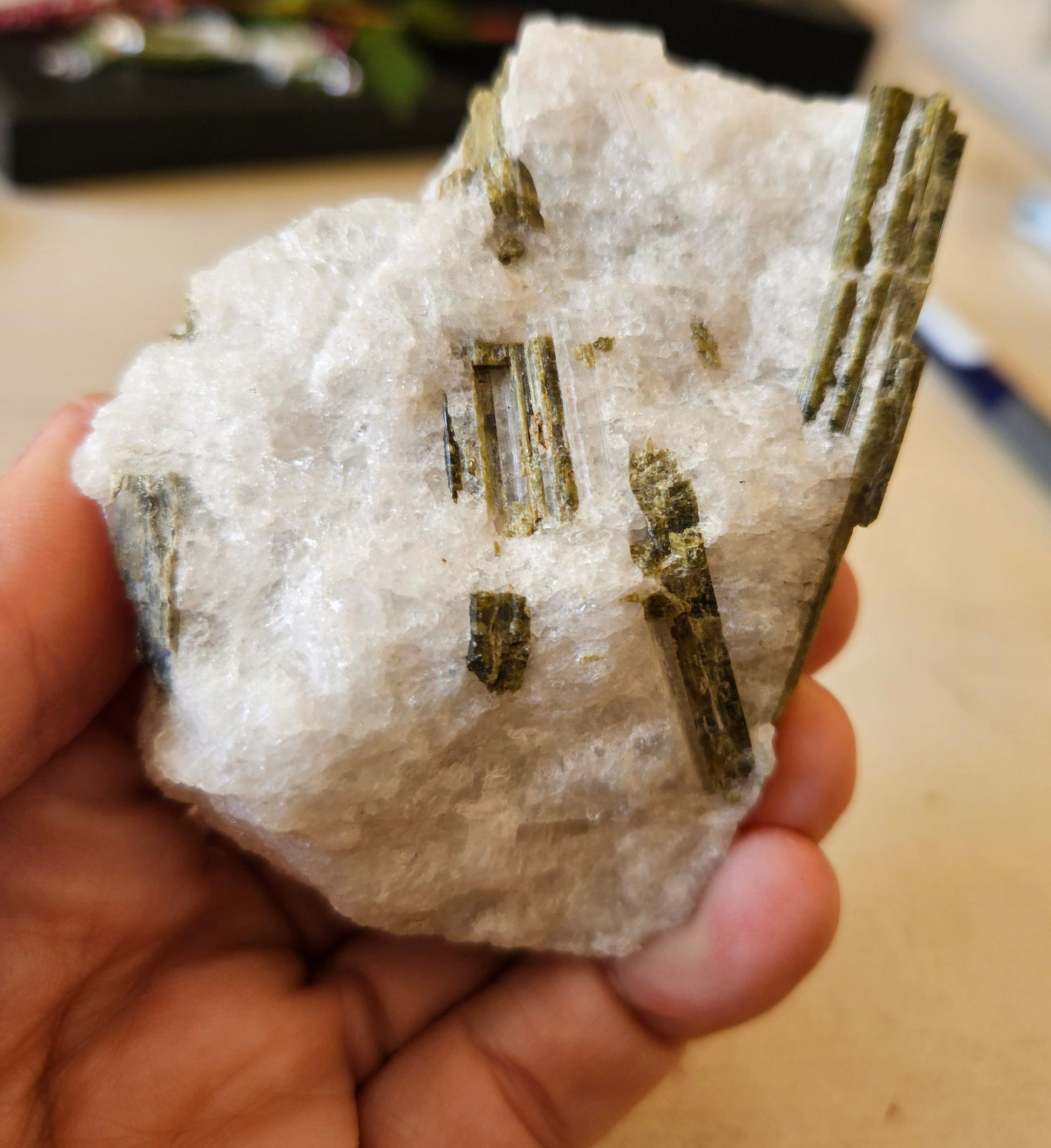 Sehr gut erhaltene Epidot Kristall in Quarz Stufe, 80 x 60 x 36 mm, 168 Gramm