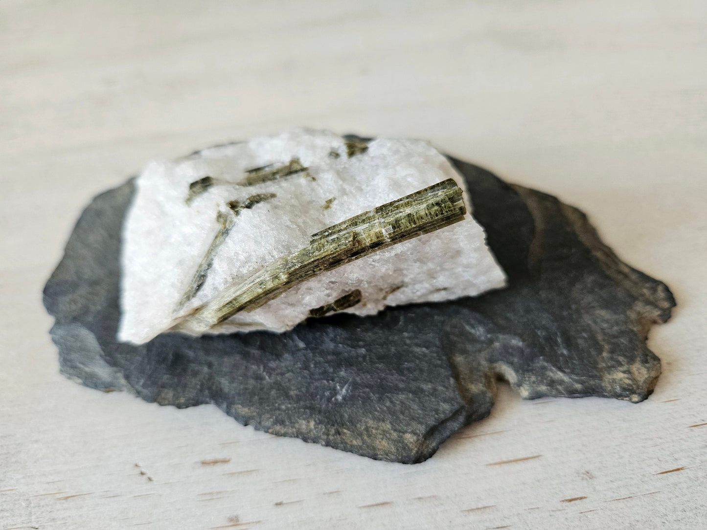 Sehr gut erhaltene Epidot Kristall in Quarz Stufe, 80 x 60 x 36 mm, 168 Gramm