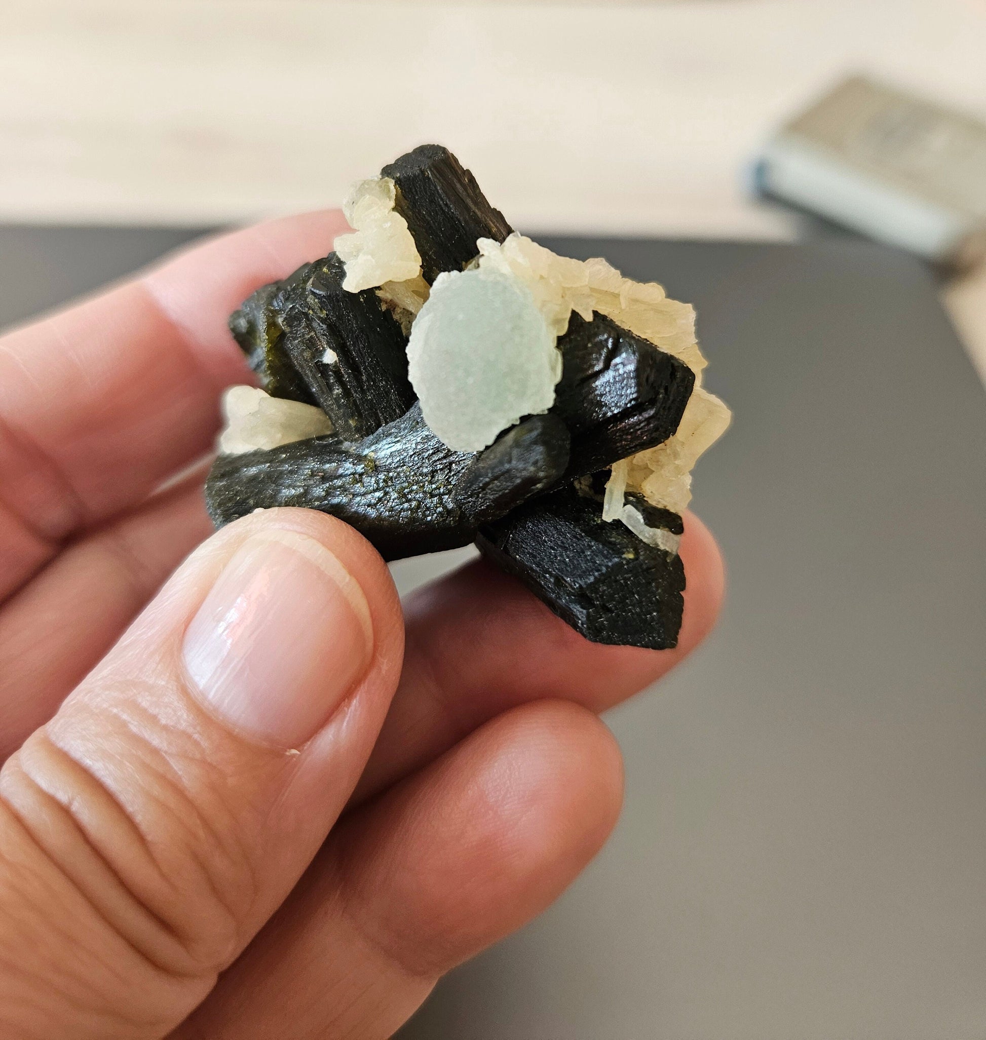 Wunderschöne Stufe mit Phrenit Epidot Stilbit, aus Mali