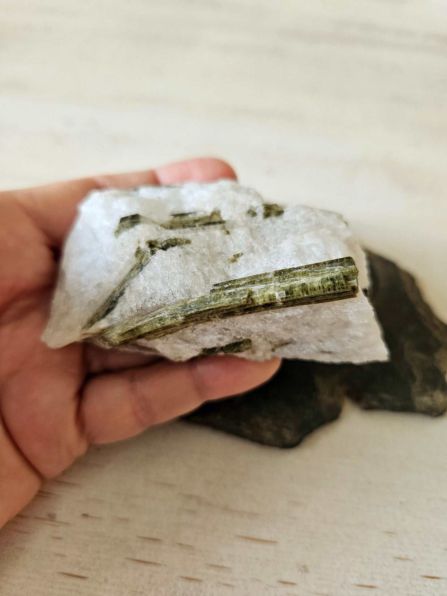 Sehr gut erhaltene Epidot Kristall in Quarz Stufe, 80 x 60 x 36 mm, 168 Gramm