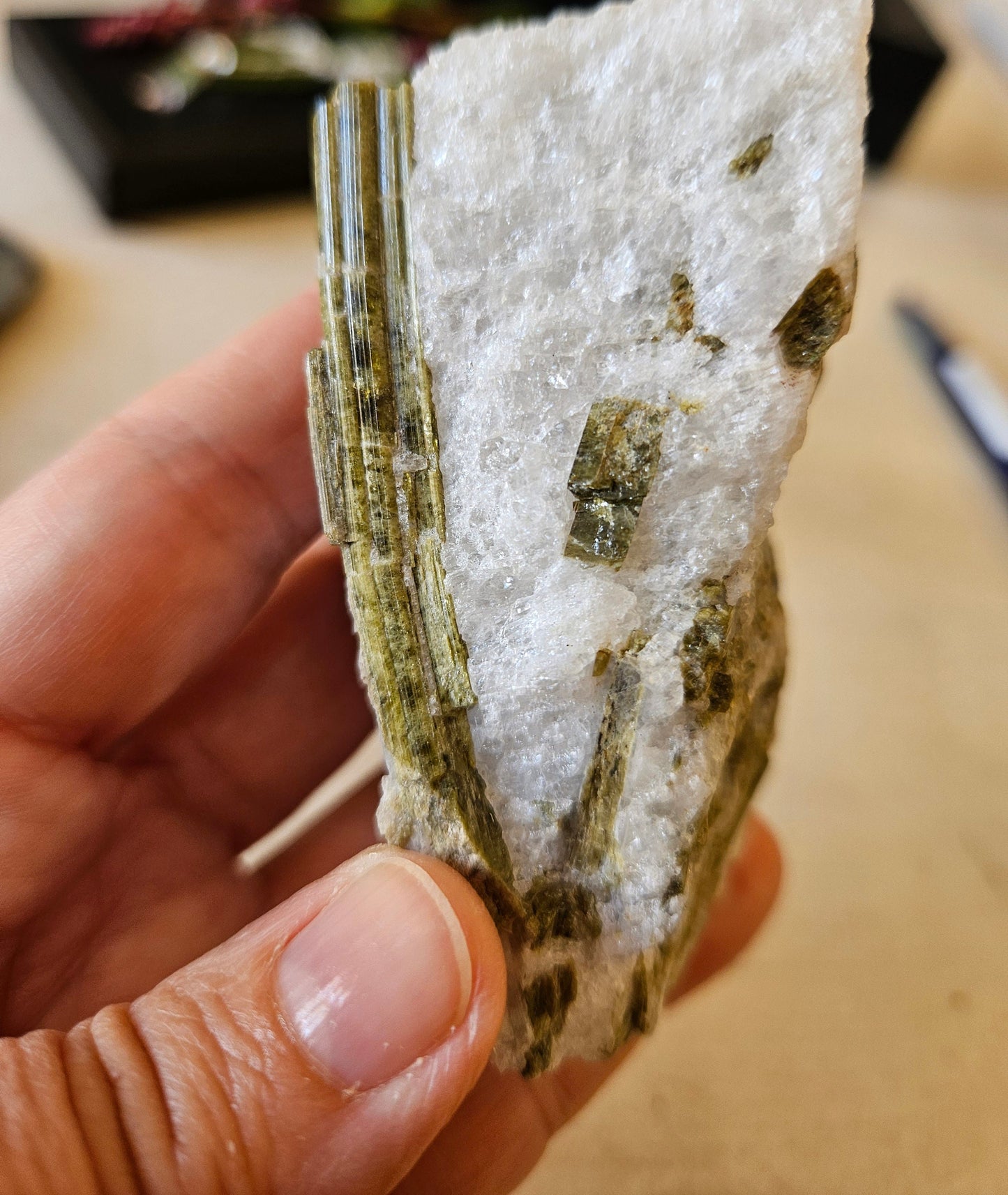 Sehr gut erhaltene Epidot Kristall in Quarz Stufe, 80 x 60 x 36 mm, 168 Gramm