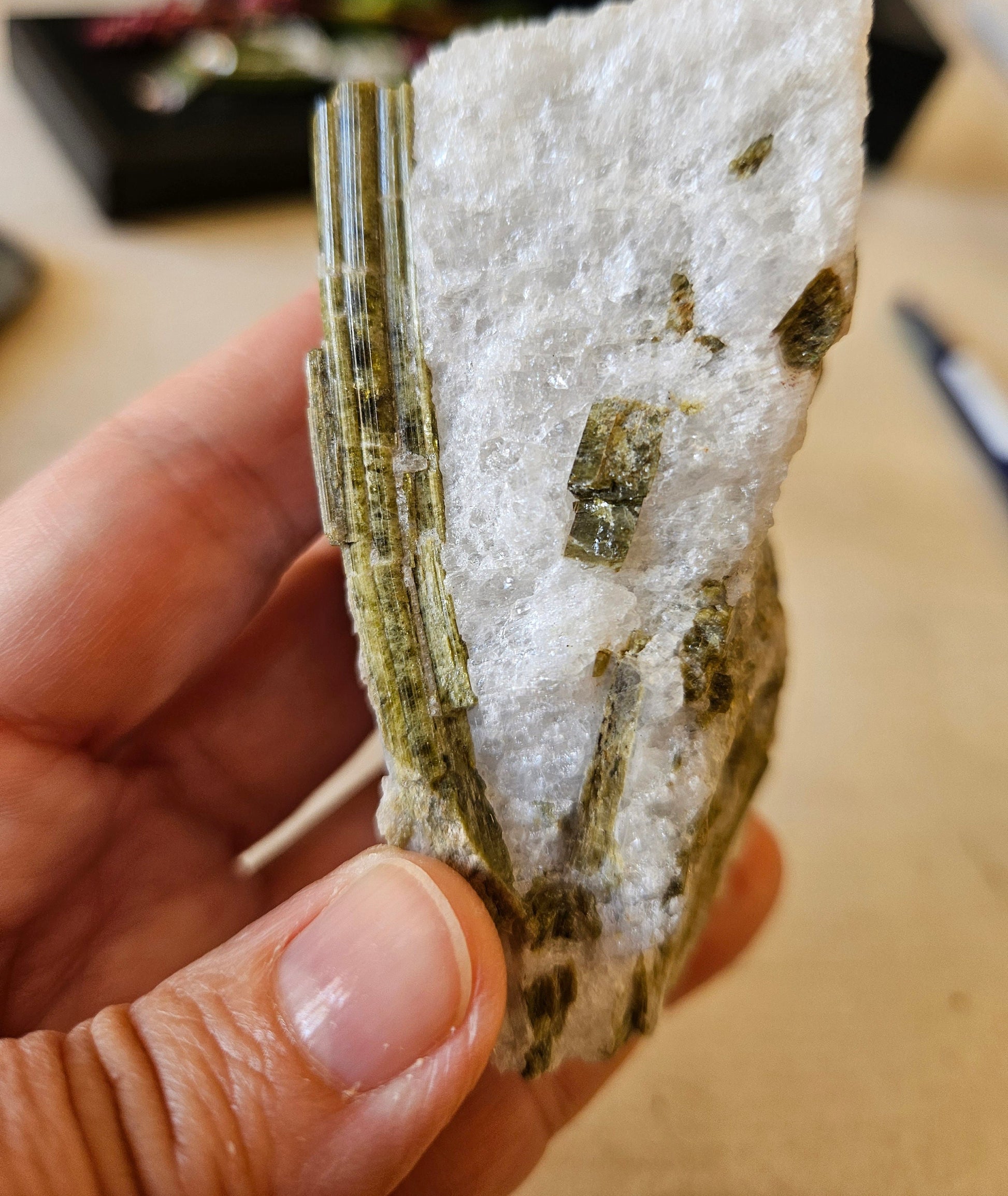 Sehr gut erhaltene Epidot Kristall in Quarz Stufe, 80 x 60 x 36 mm, 168 Gramm