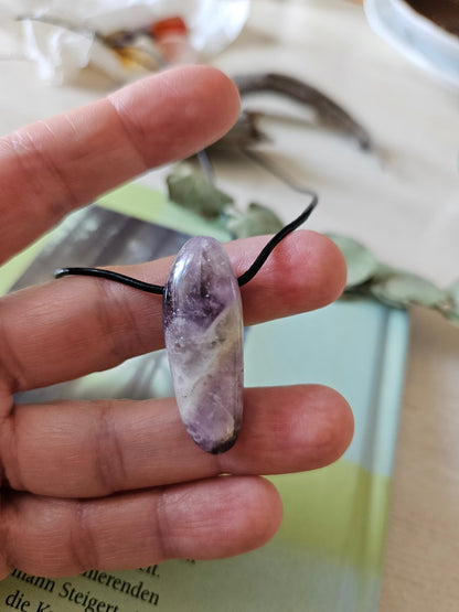 Süßer Chevron Amethyst, Anhänger, 37 x 15 x 15 mm, gebohrt am Lederband
